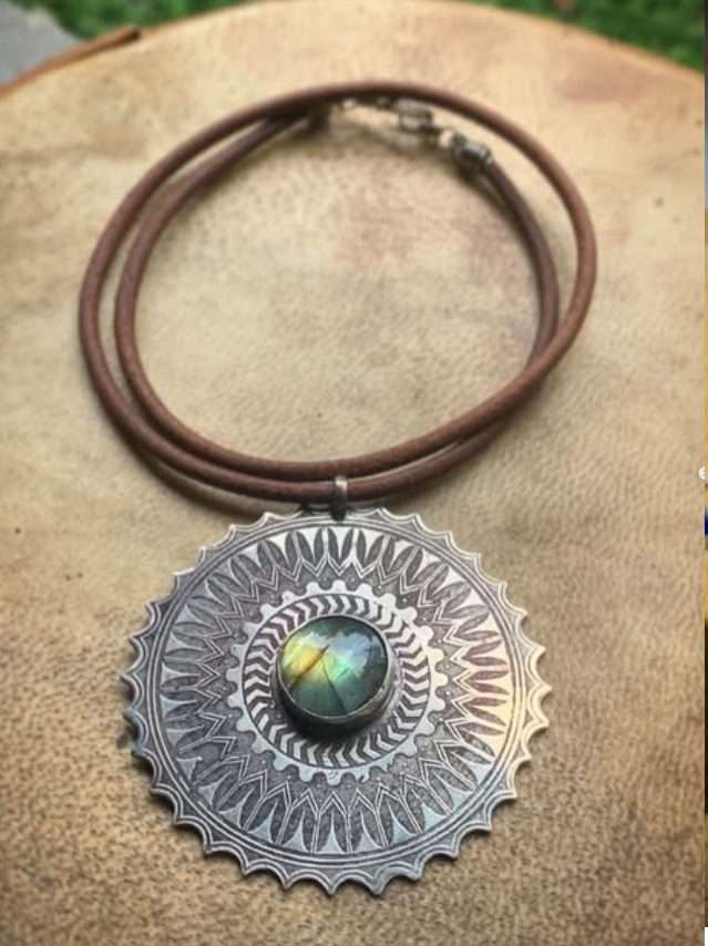 Amuleto de plata con labradorita sobre cuero