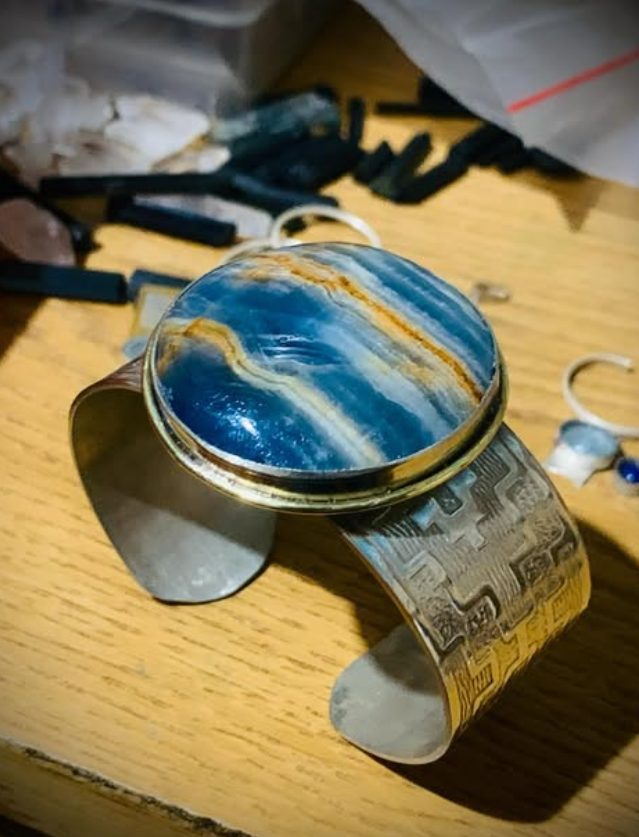 Brazalete de plata en el taller